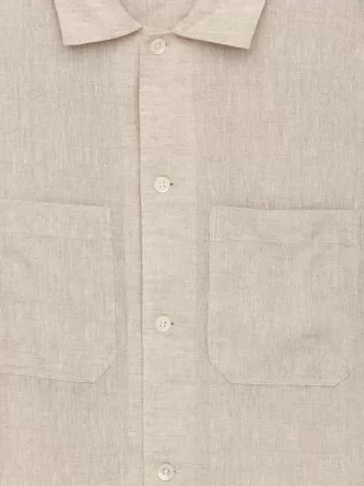 Avslappnad linneskjorta