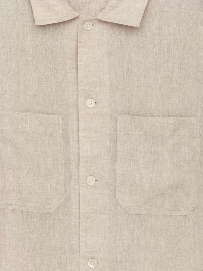 Avslappnad linneskjorta