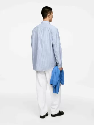 Avslappnad skjorta med knäppning