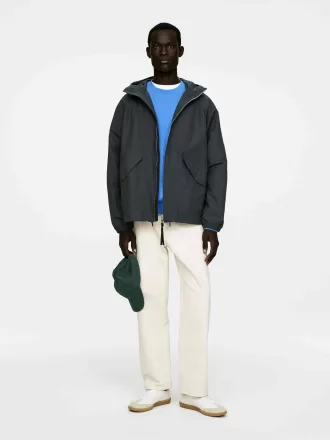 Avslappnad vindjacka