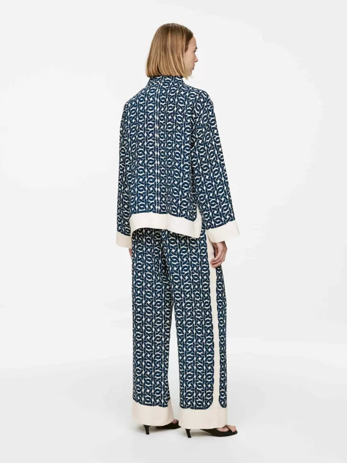 Avslappnade tryckta byxor