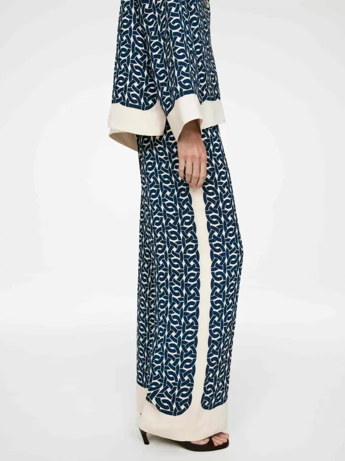 Avslappnade tryckta byxor