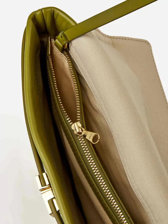 Axelväska i läder Axelväska i läder