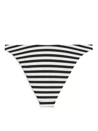 Bikinitröja i mitten av midjan