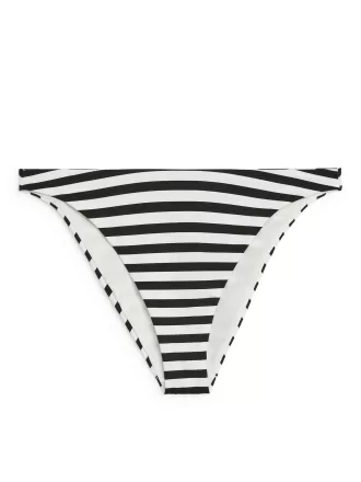 Bikinitröja i mitten av midjan