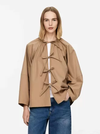 Blus framtill med knytband