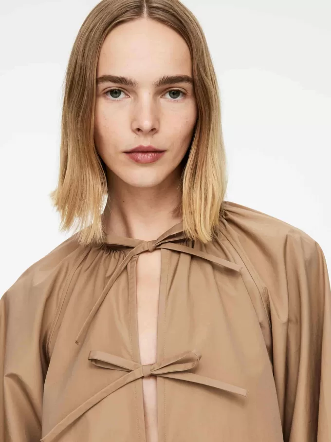 Blus framtill med knytband Blus framtill med knytband