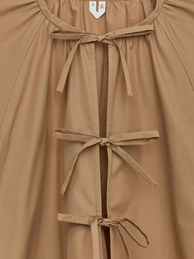 Blus framtill med knytband Blus framtill med knytband