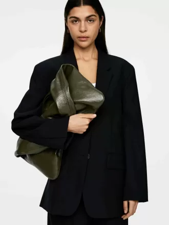 Glänsande läderväska