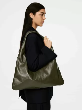 Glänsande läderväska