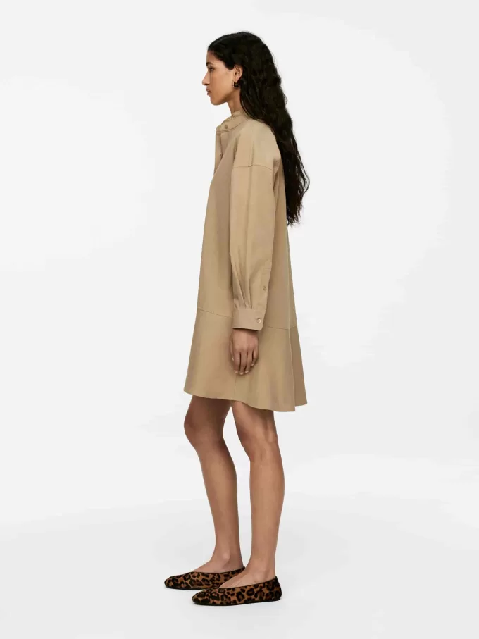 Klänning i bomull med volang Klänning i bomull med volang