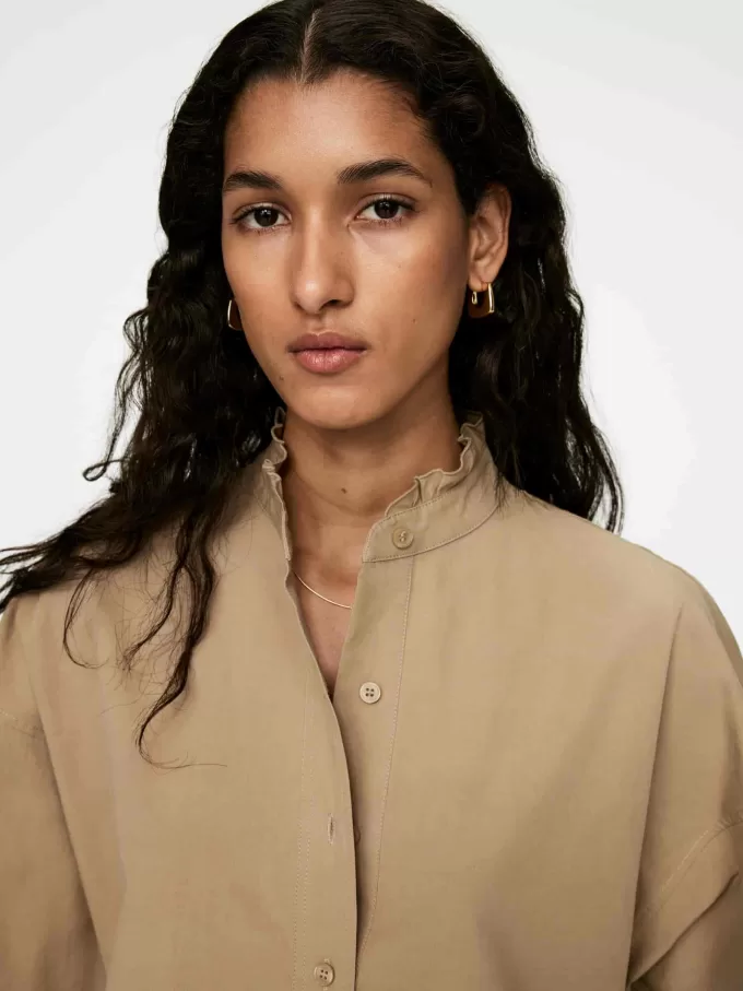 Klänning i bomull med volang Klänning i bomull med volang