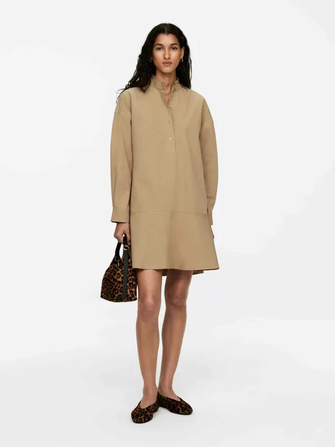 Klänning i bomull med volang Klänning i bomull med volang