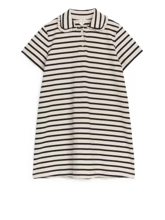 Klänning med volangkrage