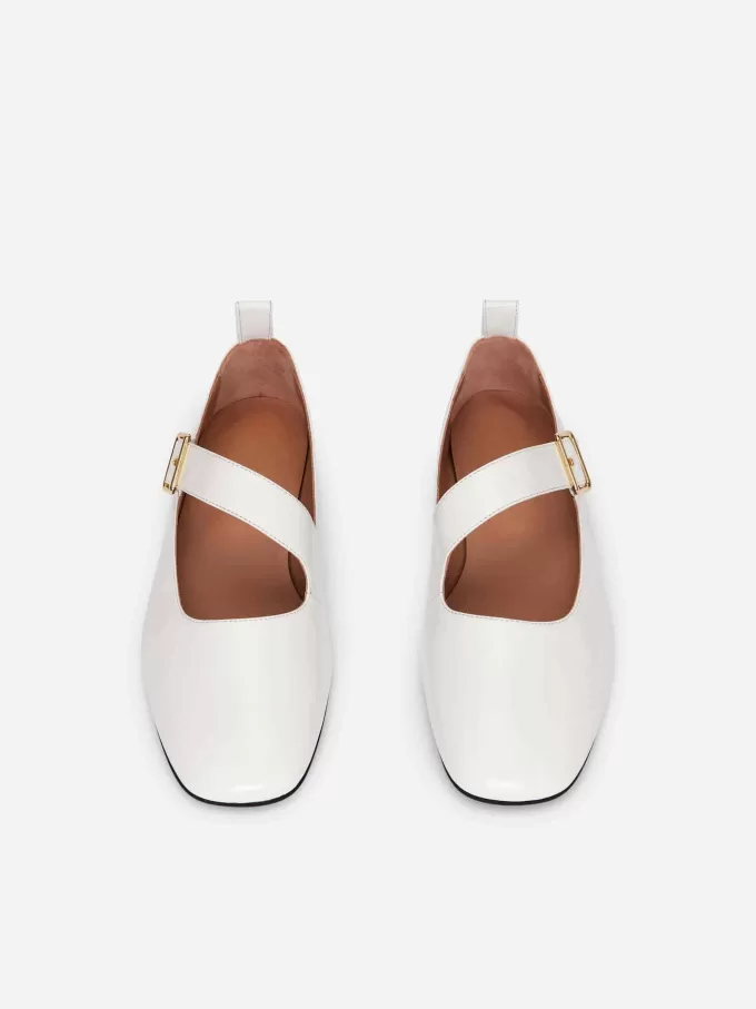 Lackade läderbalettlägenheter