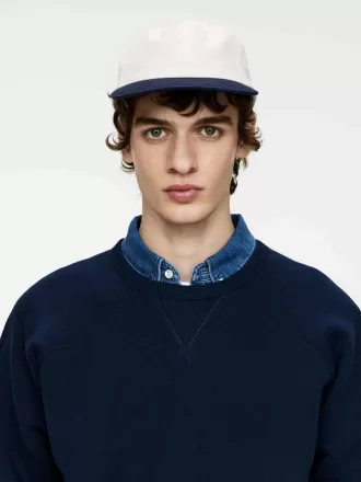 Mössa i kontrastfärg