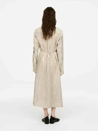 Omlottad linneklänning