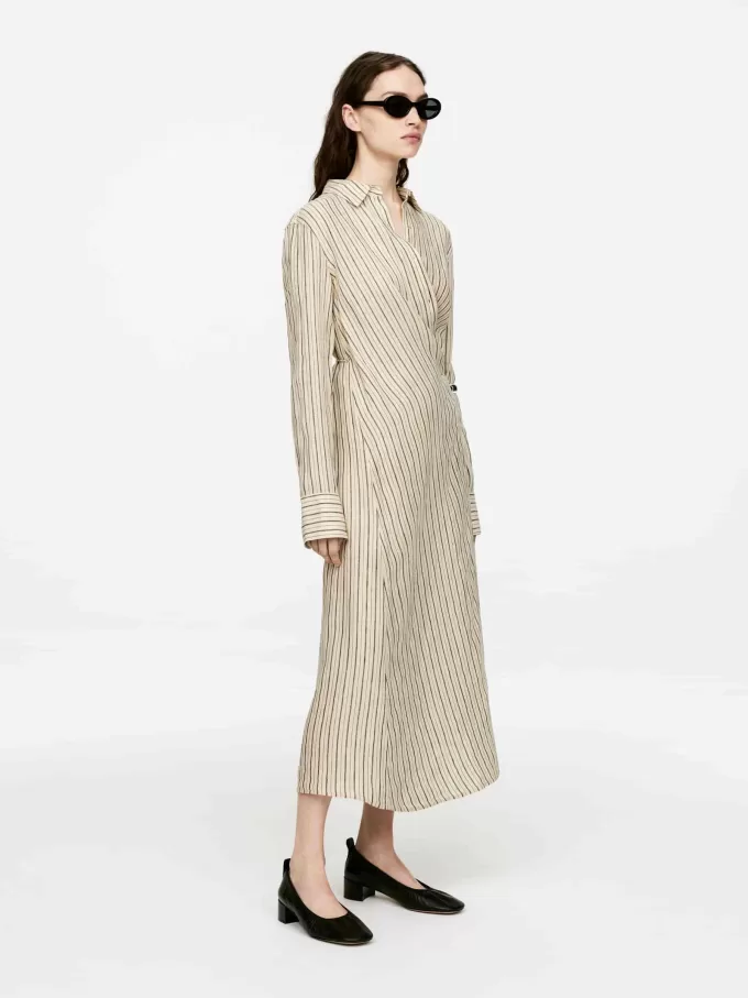 Omlottad linneklänning Omlottad linneklänning