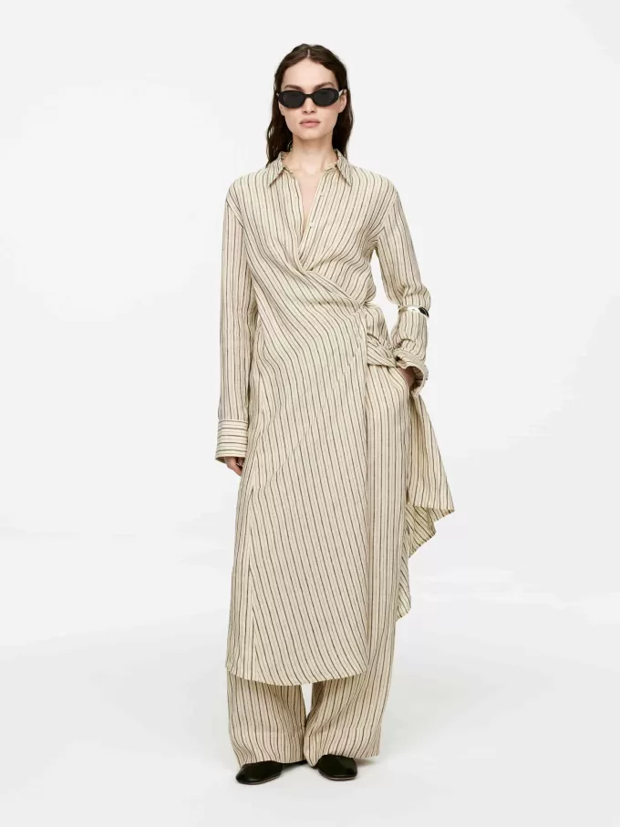 Omlottad linneklänning Omlottad linneklänning