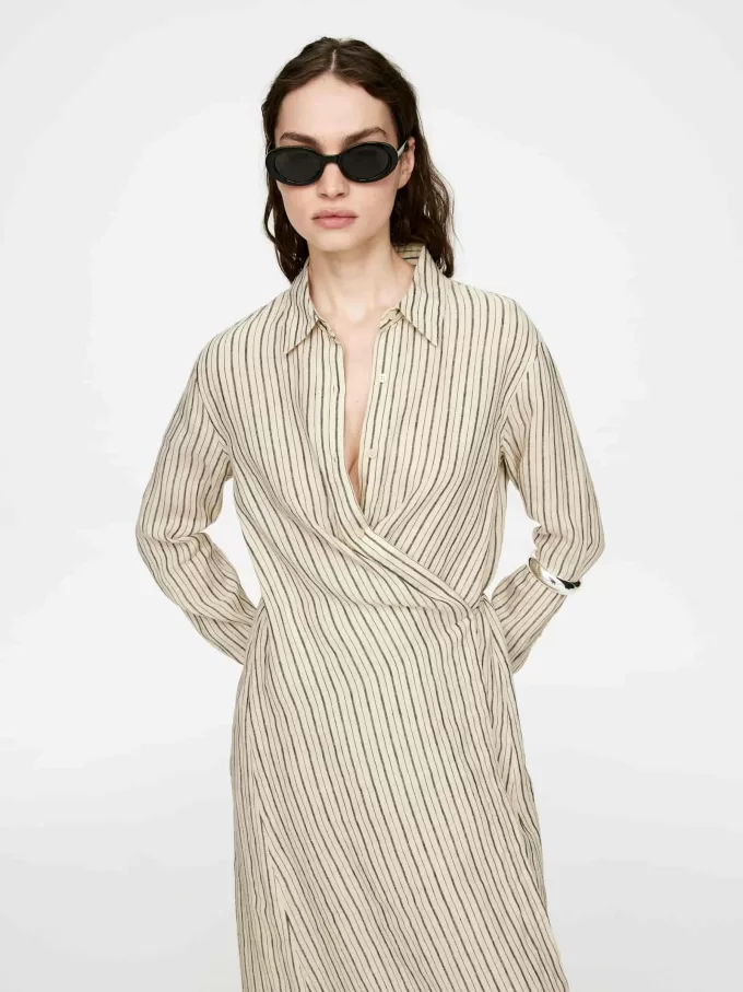 Omlottad linneklänning Omlottad linneklänning