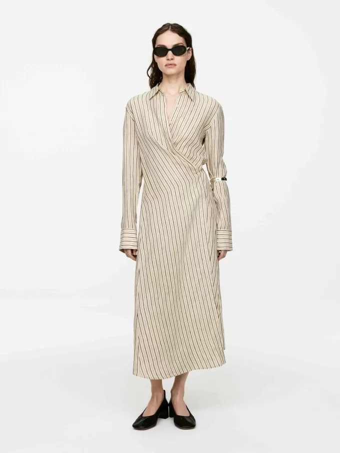 Omlottad linneklänning Omlottad linneklänning