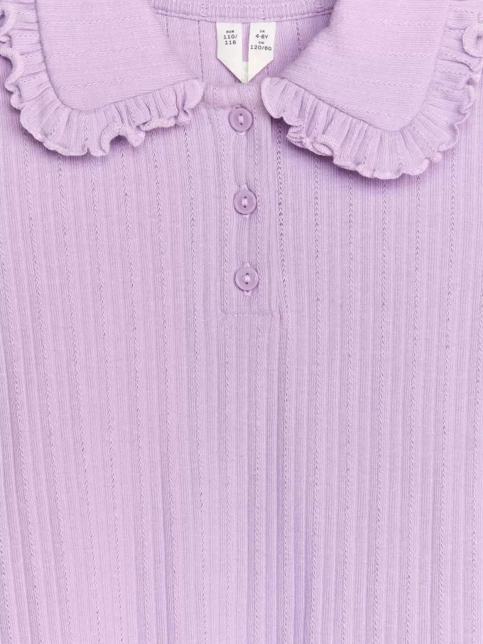 Ribbad jerseytopp med volangkrage