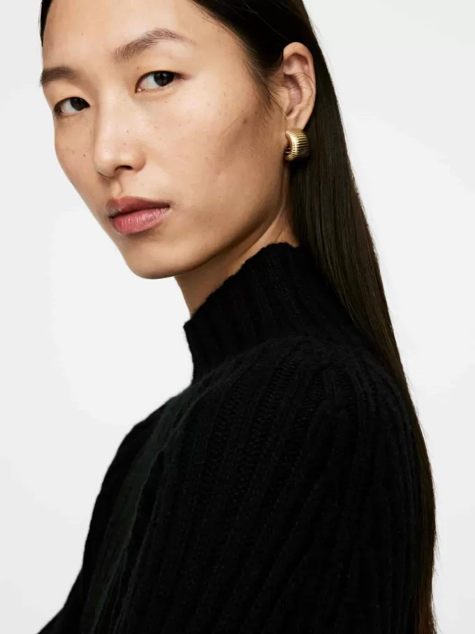 Ribbstickad tröja Ribbstickad tröja