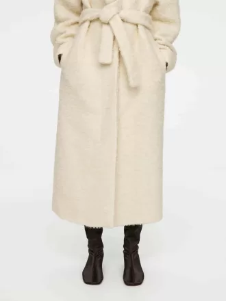 Satinstövlar över knäet