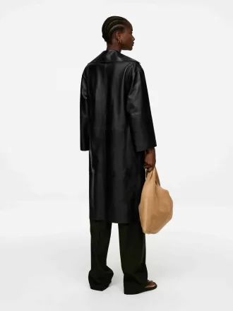 Skinnklänning med öppen krage