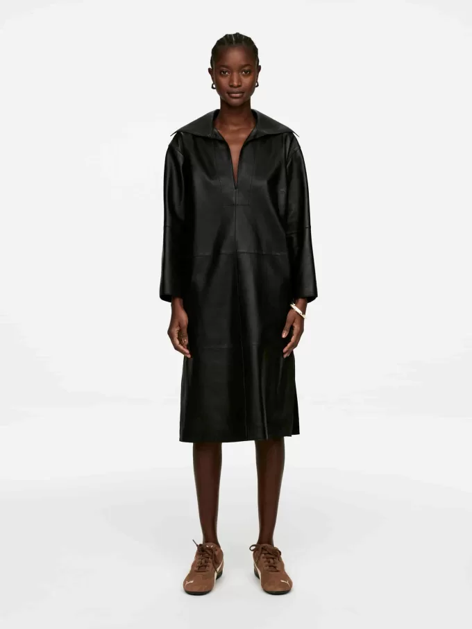 Skinnklänning med öppen krage Skinnklänning med öppen krage