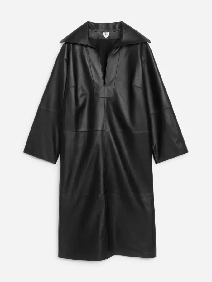 Skinnklänning med öppen krage Skinnklänning med öppen krage