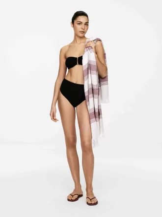 Skrynklig bikinibotten