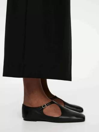 Spännade läderlägenheter