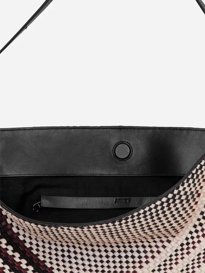 Tygväska i vävt läder