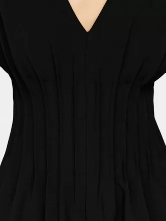 V-ringad plisséklänning V-ringad plisséklänning