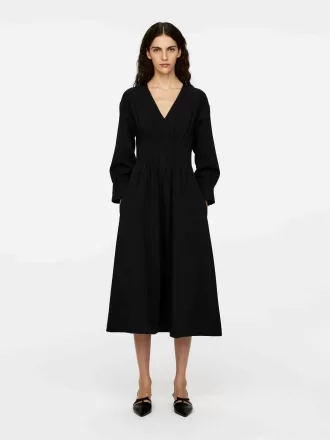 V-ringad plisséklänning V-ringad plisséklänning