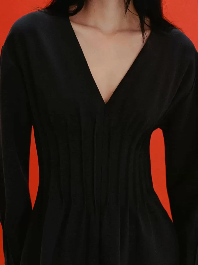 V-ringad plisséklänning