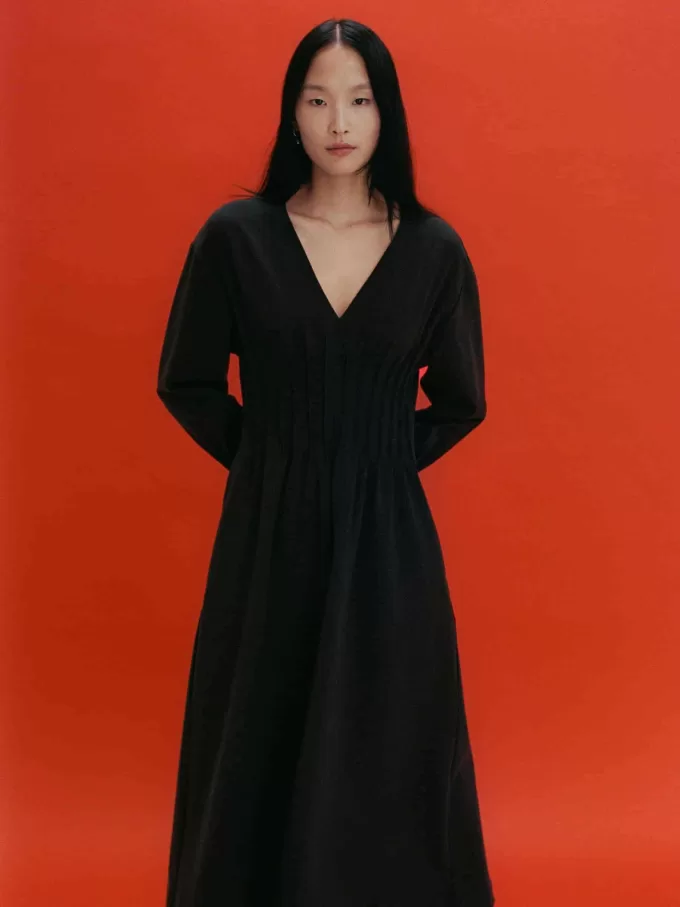 V-ringad plisséklänning