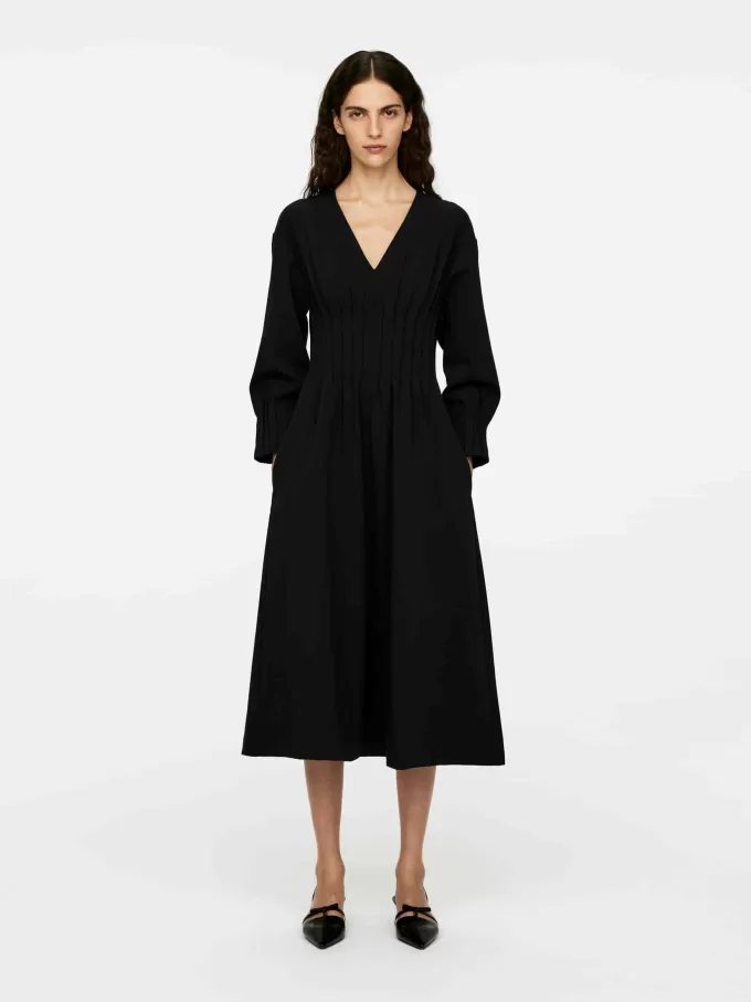 V-ringad plisséklänning